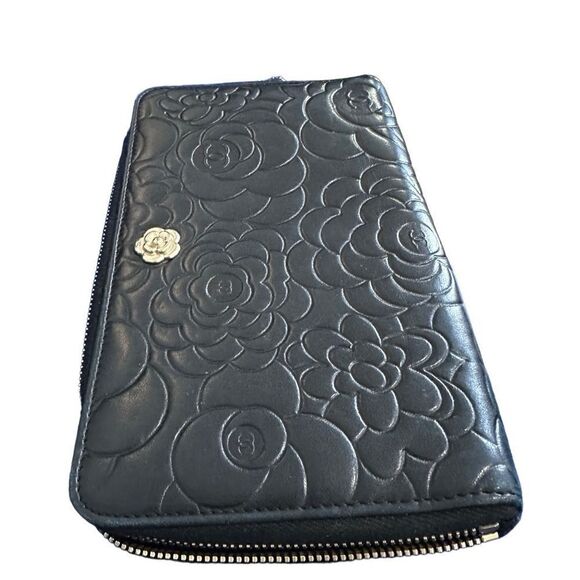 Chanel leather camellia clutch with golden camellia - Picture 8 of 15